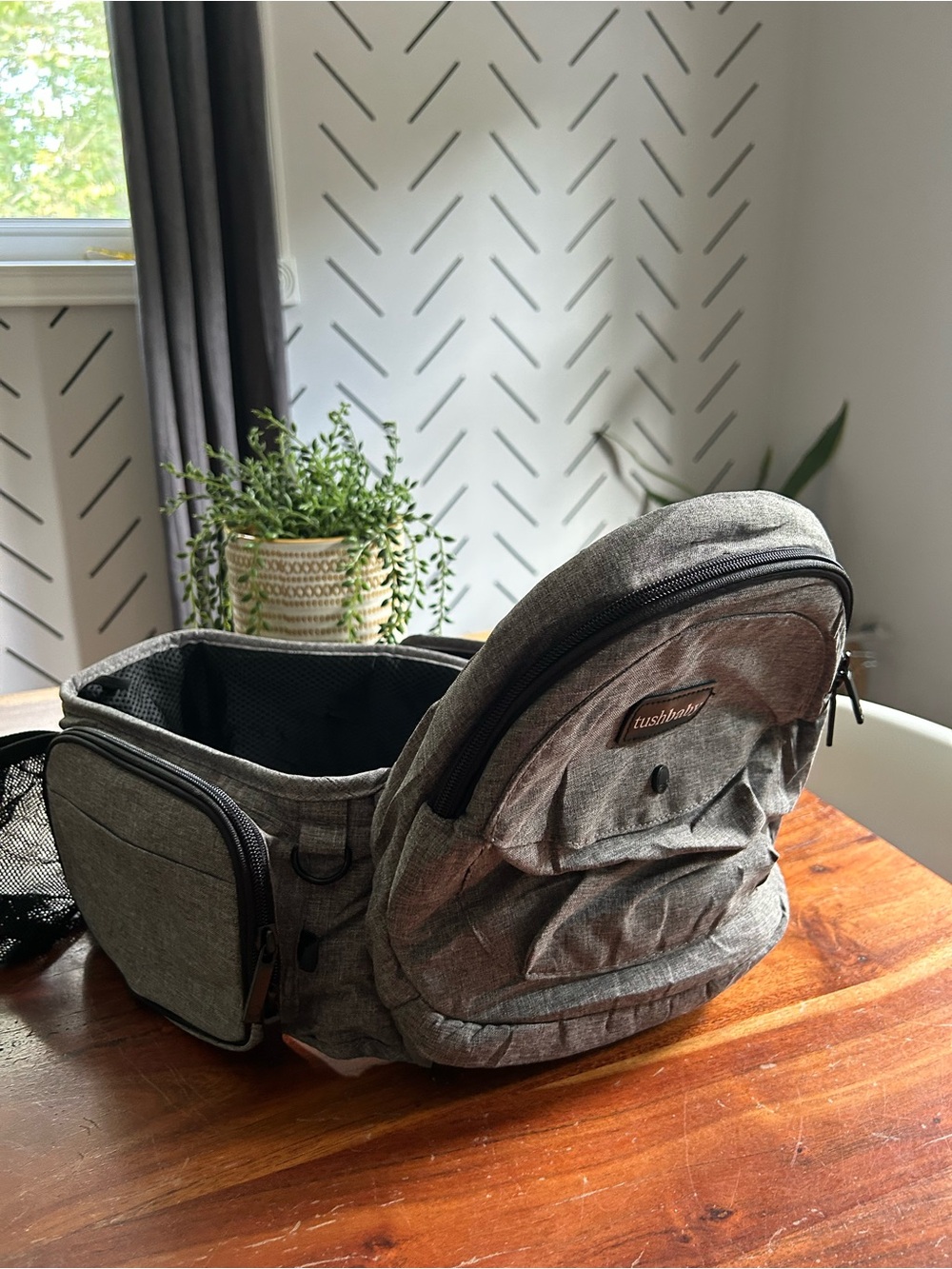 Tushbaby hip toddler baby grey like new